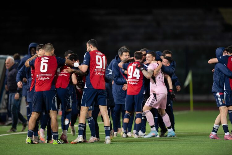 L'esultanza dei rossoblù (Foto Scialla)