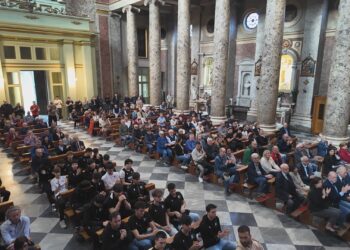 VIDEO. Una folla commossa al Duomo di Caserta nel ricordo di Oscar