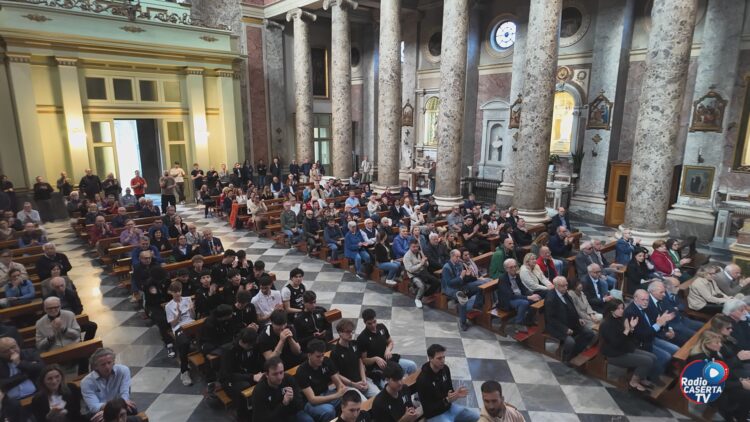 La folla al Duomo durante la messa per Oscar