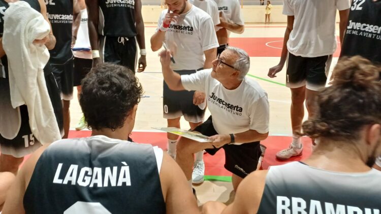 Coach Lardo durante un timeout